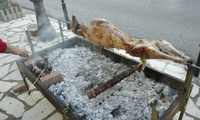 Καιρός Πάσχα: Με βροχές και καταιγίδες θα σουβλίσουμε αρνί την Κυριακή