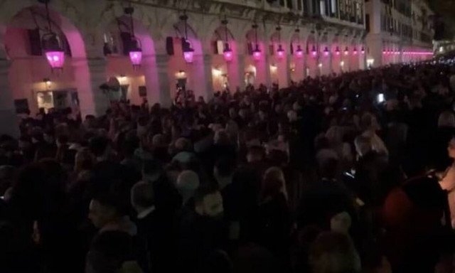 Κέρκυρα: Απογοήτευση για χιλιάδες πιστούς  - Δεν ολοκληρώθηκε η περιφορά του Eπιταφίου λόγω βροχής