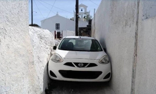 Απίθανη γκάφα οδηγού στη Μεσαριά: «Ας μείνει εκεί, σαν μνημείο» λένε οι χρήστες στα social media