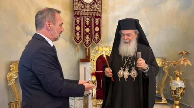 Παραδόθηκε στην ελληνική αποστολή το Άγιο Φως