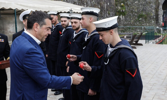 Τσίπρας: Τσούγκρισε αυγά στην Κέρκυρα - «Τι γίνεται ρε παιδιά, τα τζούφια μου δίνετε;»