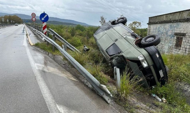 Αγρίνιο: Τούμπαρε φορτηγάκι στη γέφυρα του Αχελώου - Άγιο είχε ο οδηγός