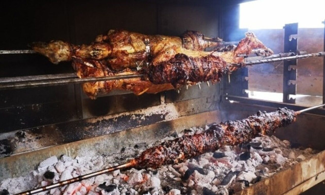 Γιατί το Πάσχα σουβλίζουμε αρνί - Πότε και πού ξεκίνησε το έθιμο