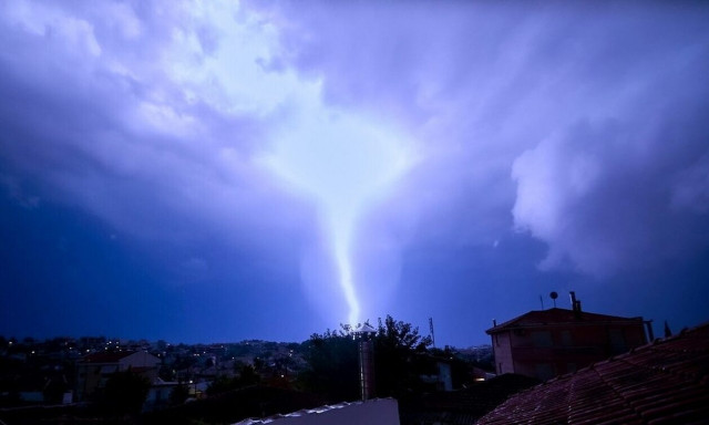 Έκτακτο δελτίο EMY: Έντονα φαινόμενα τις επόμενες ώρες – Οι περιοχές που θα «χτυπήσει» η κακοκαιρία