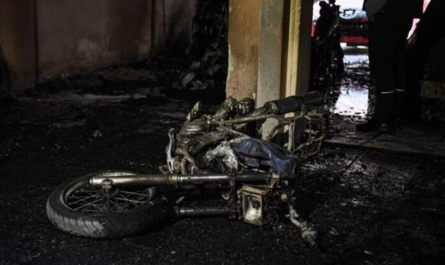 Πάτρα: Έκαψαν τρία δίκυκλα αστυνομικού το βράδυ της Ανάστασης