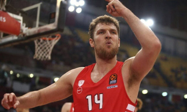 Ολυμπιακός: Ο Σάσα Βεζένκοφ «κλείνει το μάτι» στους Σακραμέντο Κινγκς