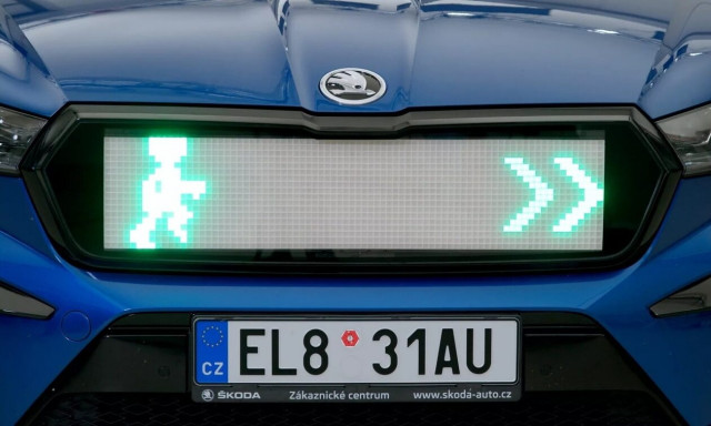 Ψηφιακή μάσκα και ρομπότ από τη Skoda για διαβάσεις χωρίς φανάρια