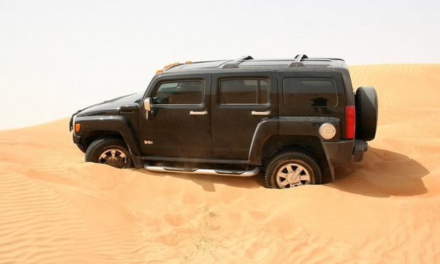 Το κόπλο που κάνουν οι Άραβες για να ξεκολλούν τα αυτοκίνητα από την άμμο