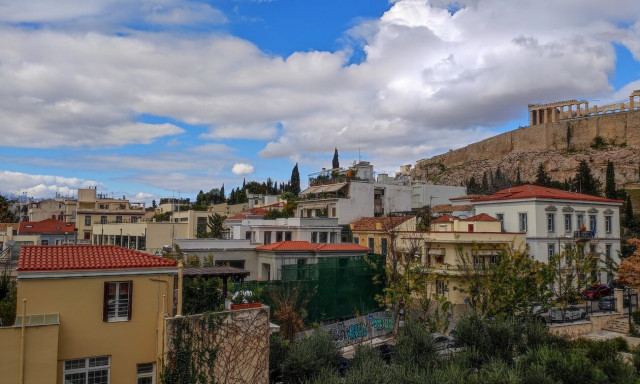 Ακρόπολη: Μαχαίρωσαν και λήστεψαν 18χρονο - Συνελήφθη ένας 17χρονος