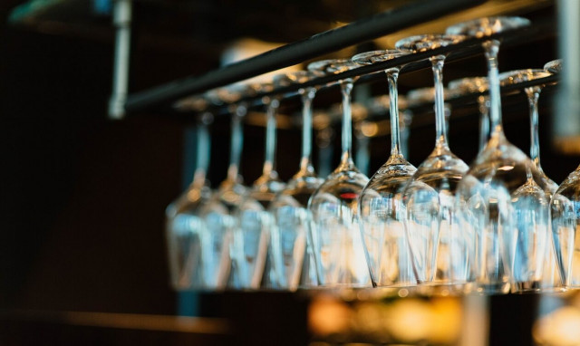 Γλυφάδα: Φοροδιαφυγή άνω των 600.000 ευρώ από γνωστό bar restaurant στο κέντρο της Γλυφάδας