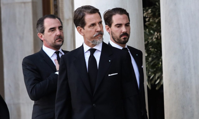 Βασιλική οικογένεια: Γιόρτασε το Πάσχα στη Μήλο - Ο Φίλιππος κράτησε τον επιτάφιο