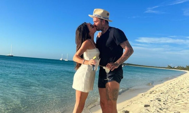 Βικτόρια Μπέκαμ: Γιόρτασε τα 49α γενέθλιά της στο Μαϊάμι – Το τρυφερό φιλί με τον Ντέιβιντ