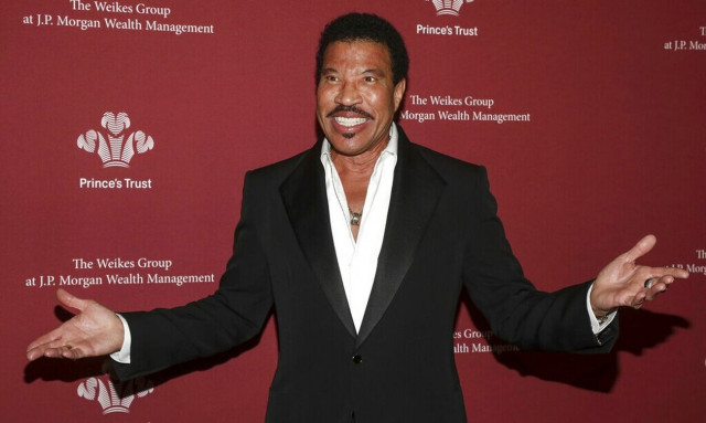 Ο Λάιονελ Ρίτσι «εξεπλάγην» που του ζητήθηκε να εμφανιστεί στη στέψη του Καρόλου Γ’