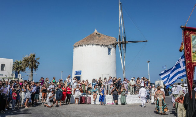 Αγίου Πνεύματος 2023: Πότε πέφτει - Για ποιους είναι αργία