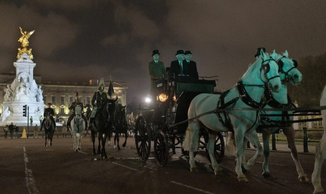 Κάρολος: Μεταμεσονύχτια πρόβα στους άδειους δρόμους του Λονδίνου για την στέψη του βασιλιά (vid)