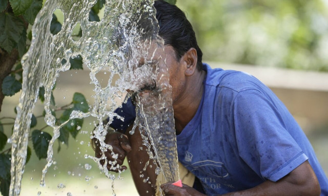 Ιστορικό κύμα καύσωνα στην Ασία: Δεκάδες νεκροί - Λιώνει η άσφαλτος, κλείνουν τα σχολεία