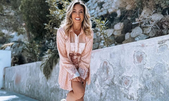 Αθηνά Οικονομάκου: Πόζαρε με εντυπωσιακό μπικίνι από τις διακοπές της στη Σαντορίνη