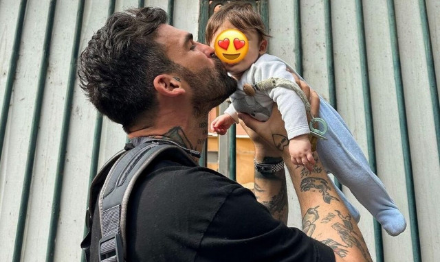 Δημήτρης Αλεξάνδρου: Aπολαμβάνει τον ρόλο του μπαμπά - Οι τρυφερές στιγμές με τον γιο του