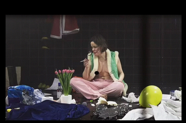 Σουηδή περφόρμερ σόκαρε τα πλήθη στη Στοκχόλμη