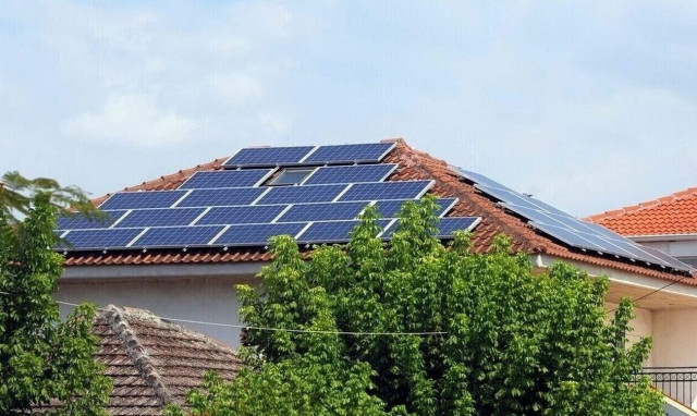 Φωτοβολταϊκά στη Στέγη: Πότε ξεκινάει το πρόγραμμα και ποιοι οι δικαιούχοι