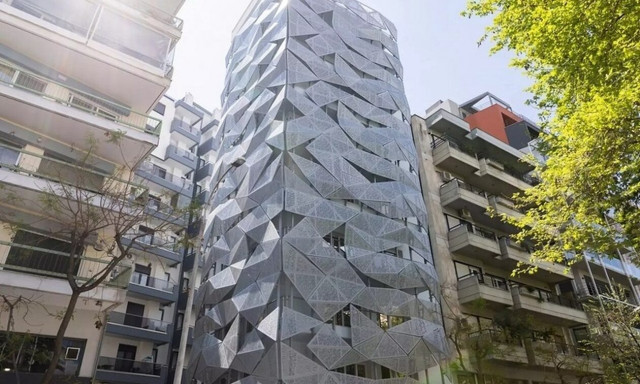 Θεσσαλονίκη: Το κτήριο που αλλάζει χρώματα ανάλογα με τον καιρό