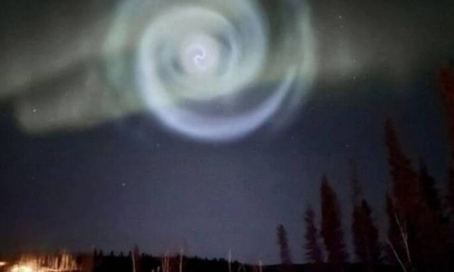 Μυστηριώδης γαλάζια σπείρα έπεσε «πάνω» από το Βόρειο Σέλας