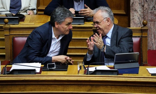 «Κορυφαίες τρικλοποδιές» στον Τσίπρα - Για «κυβέρνηση ηττημένων» μιλούν Δραγασάκης και Τσακαλώτος