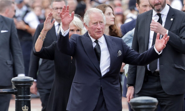 Βασιλιάς Κάρολος: «Τίμιο ξύλο» για την στέψη του και λάδι από τα Ιεροσόλυμα