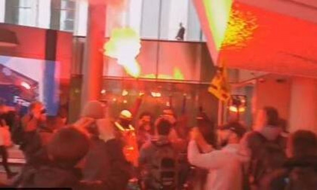 Γαλλία: Οργισμένοι διαδηλωτές με καπνογόνα εισέβαλαν στο χρηματιστήριο