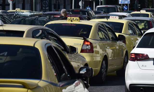 Κίνηση: Καθίζηση δρόμου έξω από εμπορικό κέντρο - Μποτιλιάρισμα στην Πειραιώς