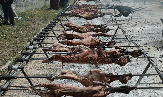 Θεσσαλονίκη: 42χρονος άρπαξε φωτιά την ώρα που έψηνε το αρνί