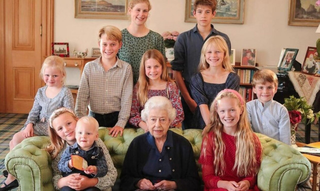 Ελισάβετ: H άγνωστη φωτογραφία με τα εγγόνια της λίγο πριν τον θάνατό της - Σήμερα θα έκλεινε τα 97