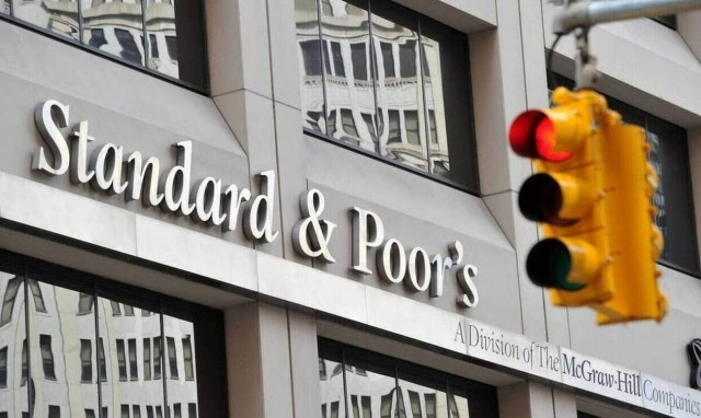 Standard & Poor’s αναβάθμισε τις προοπτικές του αξιόχρεου της Ελλάδας