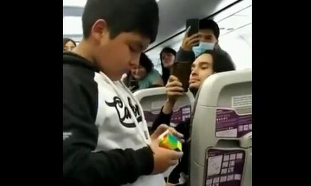 Παιδί ιδιοφυΐα άφησε άφωνους τους επιβάτες όταν έλυσε τον κύβο του Ρούμπικ σε δευτερόλεπτα