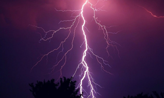 Μακρακώμη: Έπεσε κεραυνός σε βενζινάδικο – Συναγερμός στην Πυροσβεστική