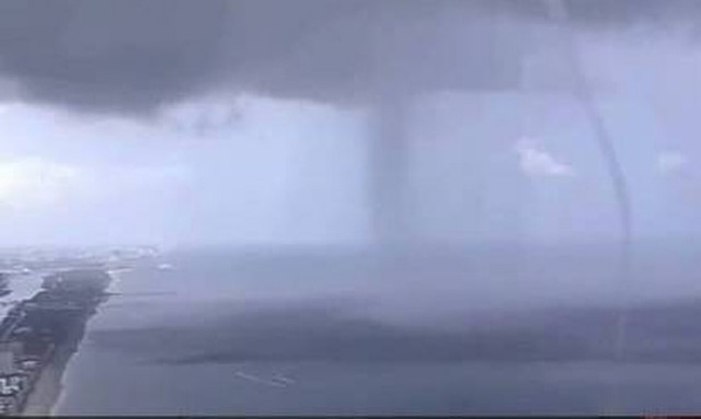 ΗΠΑ: Γιγαντιαίος υδροστρόβιλος «σαρώνει» ακτή της Φλόριντα και παρασύρει λουόμενους