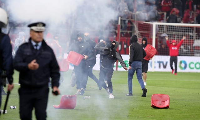 Ολυμπιακός – ΑΕΚ: Χαμός στο «Γ. Καραϊσκάκης» | «Ντου» οπαδών στο γήπεδο και χρήση χημικών