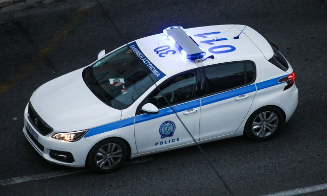 Πρέβεζα: Πήγε να ρίξει στον γκρεμό με το αυτοκίνητο την εν διαστάσει σύζυγό του και το μωρό τους