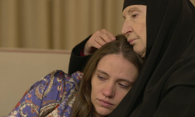 Μαύρο Ρόδο: Η Ελισάβετ ζητάει πίσω τη μαντήλα της από τον Πέτρο