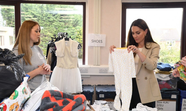 Λίγο πριν την τελετή στέψης, η Κέιτ Μίντλετον κοντά σε τοπική κοινότητα για μωρά