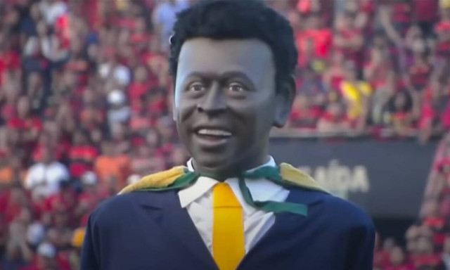 Πελέ: Γιγάντια κούκλα με τη μορφή του προκάλεσε έντονες αντιδράσεις στο twitter