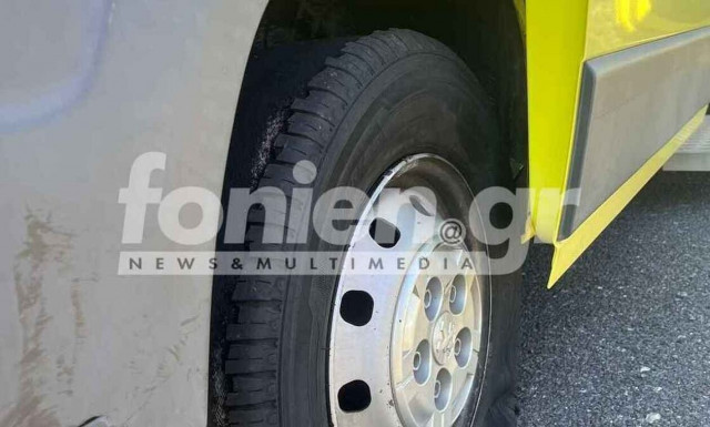 Κρήτη: Ξεκόλλησε λάστιχο από ασθενοφόρο ενώ μετέφερε διασωληνωμένο βρέφος