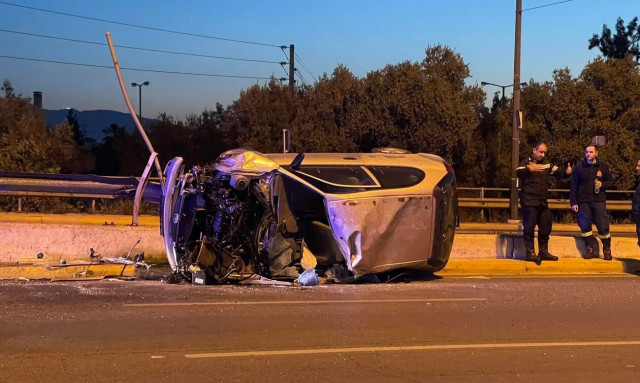 Σοβαρό τροχαίο με ανατροπή ΙΧ και απεγκλωβισμό της οδηγού στην Πέτρου Ράλλη