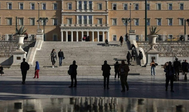 Μείωση της ανεργίας με μείωση... των εργαζομένων - Πού οφείλεται