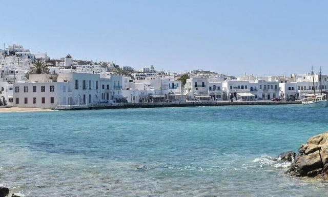 Μύκονος: Μετά τα πρόστιμα άρχισαν να γκρεμίζουν τα αυθαίρετα μόνοι τους