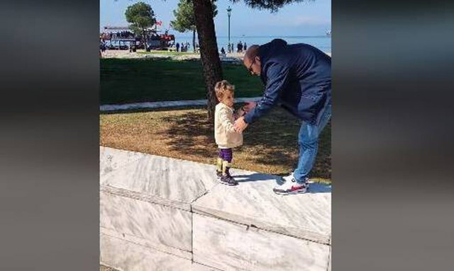 Θεσσαλονίκη: Ο Παναγιώτης Ραφαήλ περπατά στον Λευκό Πύργο και συγκινεί όλη τη Ελλάδα