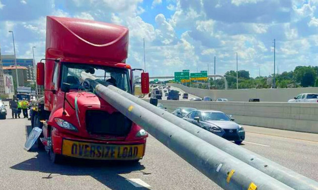 Απίστευτη τύχη: Ο φορτηγατζής επέζησε από αυτό το σοκαριστικό ατύχημα