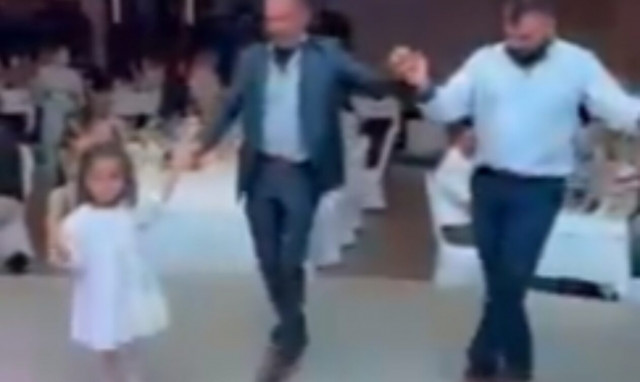 Κρήτη: Μερακλίνα 4 ετών σέρνει πρώτη τον χορό και τους αφήνει όλους με ανοιχτό το στόμα!