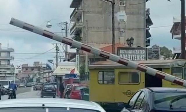 Πύργος: Πάρκαρε χωρίς να υπολογίσει… τις μπάρες του ΟΣΕ!