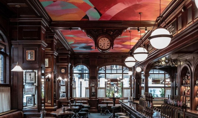 Έργα τέχνης στην παμπ The Audley Public House στο Λονδίνο